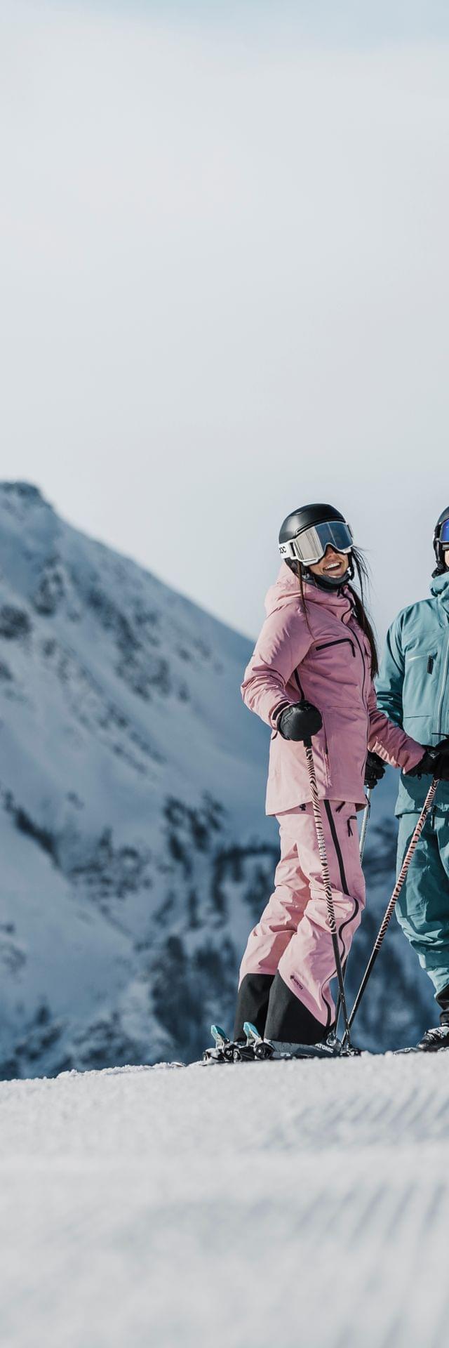 3 Skifahrer vor Verschneiter Landschaft und Gipfeln 