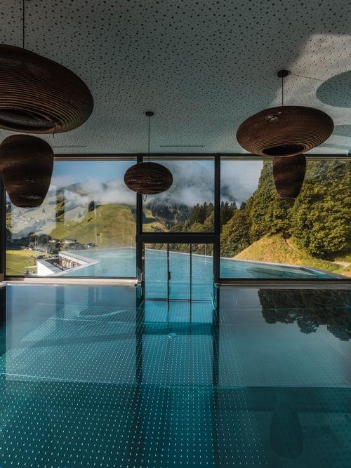 Innenbecken und Aussicht auf die Berge 