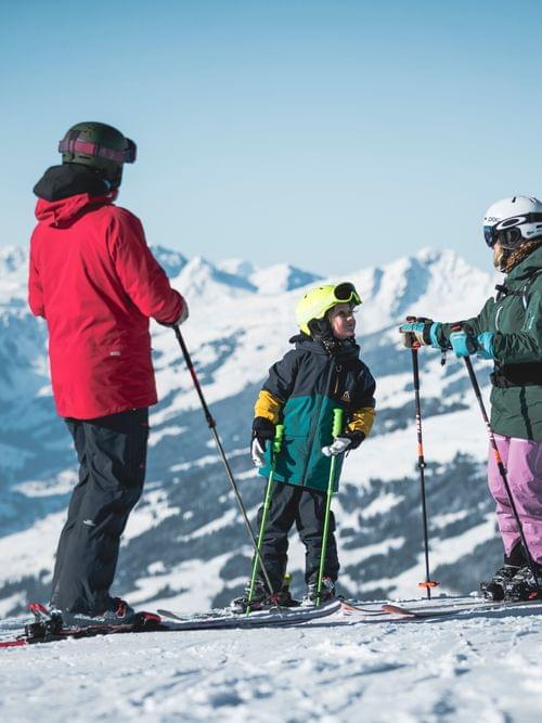 Familienskifahren_im_Skicircus_Saalbach_Hinterglemm_Leogang_Fieberbrunn__2_.jpg