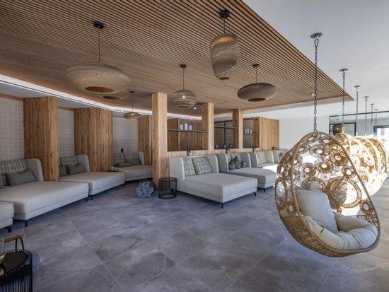 Ruheraum am Bachgut mit großen Liegen und Schwingsesseln 