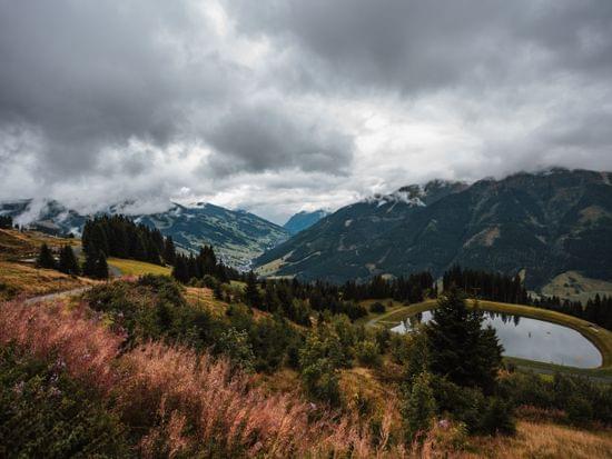 Herbstliche Stimmung auf dem Berg, Speicherteich und Berge 