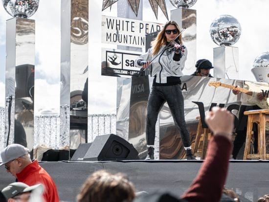 Live-Musik beim White Pearl Mountain Days Festival mit feiernder Menge beim Outdoor-Après-Ski
