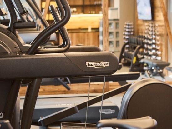 Fitnessraum mit Geräten und Gewichten 