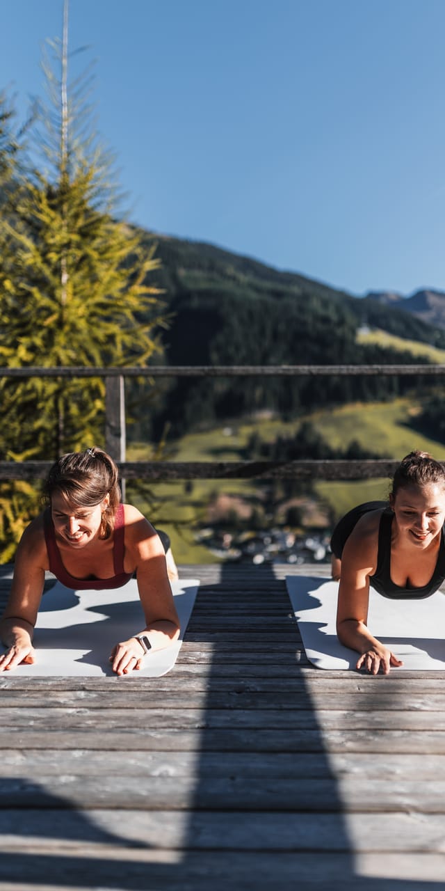 2 Frauen beim Yoga im Freien