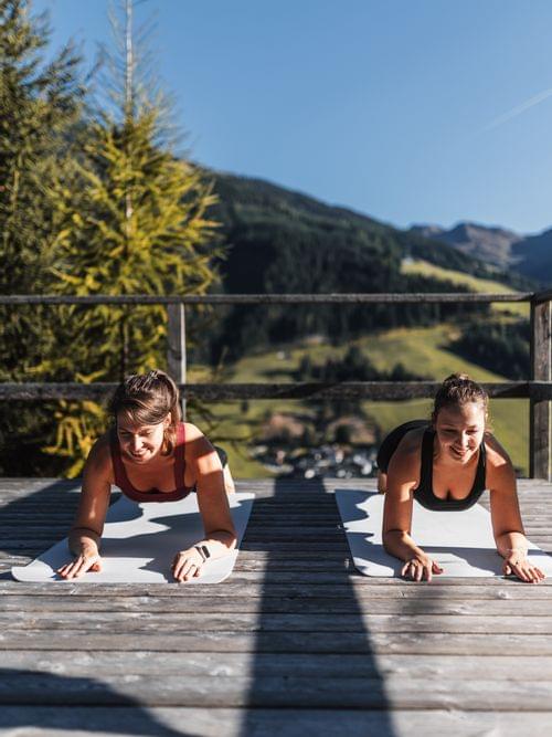 2 Frauen beim Yoga im Freien