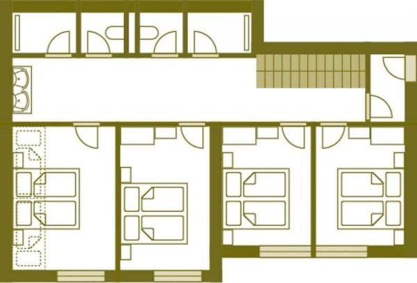 Grundriss mit vier Zweibettzimmern, Gemeinschaftsbädern und zentralem Flur