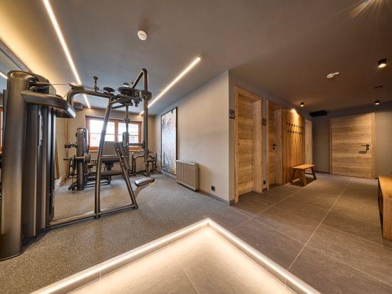 Fitnessraum mit Geräten und Gewichten 