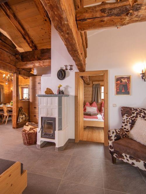 Gemütliches Alpenchalet mit Holzbalken, rustikalen Möbeln und traditioneller Einrichtung