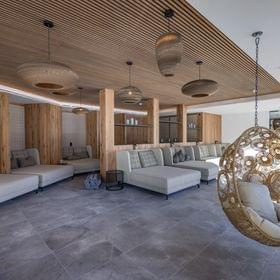 Ruheraum am Bachgut mit großen Liegen und Schwingsesseln 