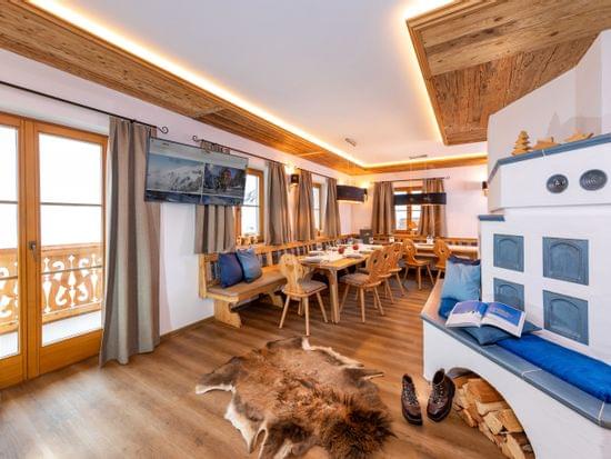 Kachelofen und große Tafel in Alpin-Chic Stil 