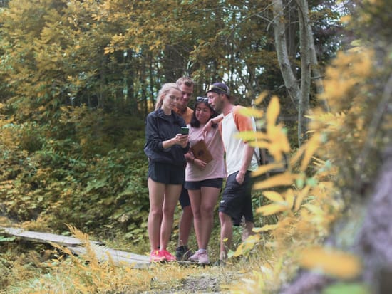 3 Freunde im "Escape Trail Pfad der Schmuggler" im Wald, Erlebnisse in Saalbach Hinterglemm 