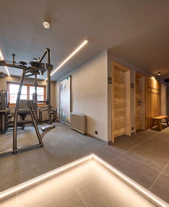 Fitnessraum mit Geräten und Gewichten 