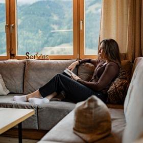 1 Frau mit Buch auf der Couch 