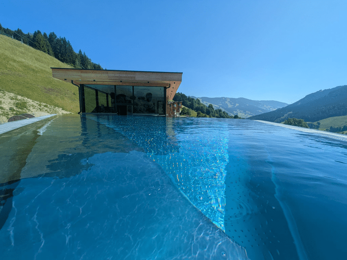 Badehaus mit Invinity-Pool im Sommer 