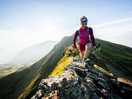 Frau wandert über Bergkamm