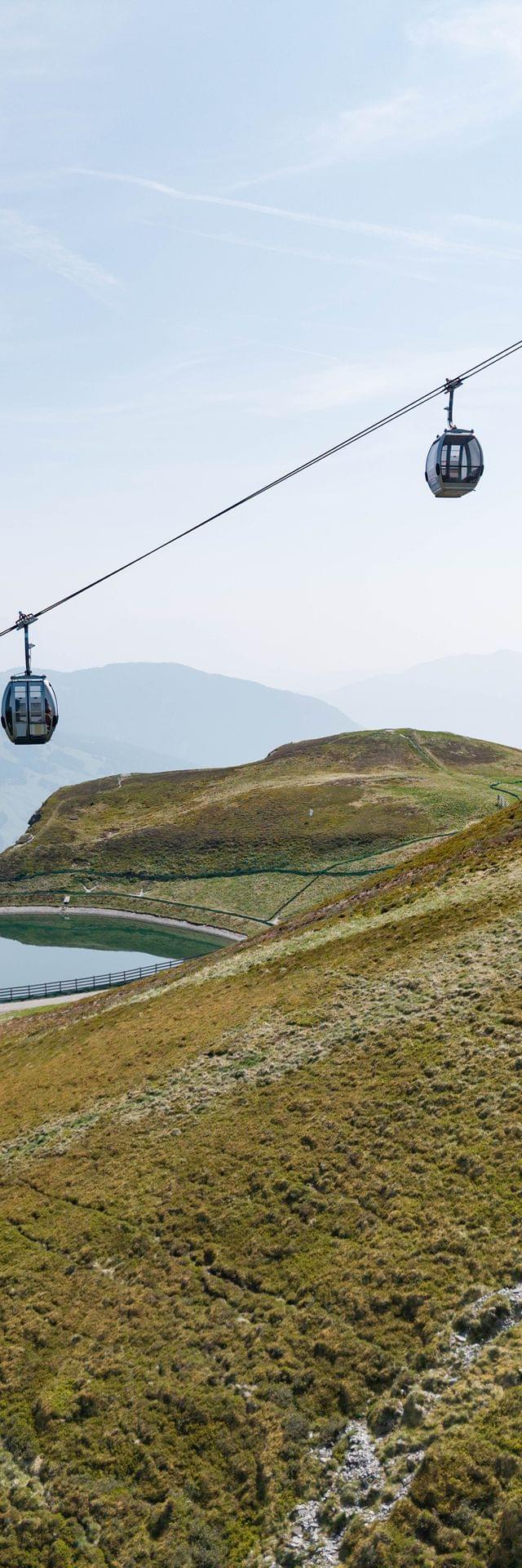 Gondelbahn im Herbst und Weitblick zu den umliegenden Berge der Region 