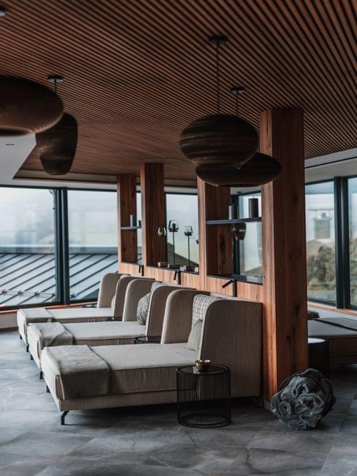 Ruheraum mit Großen Liegen und Panorama Fenstern