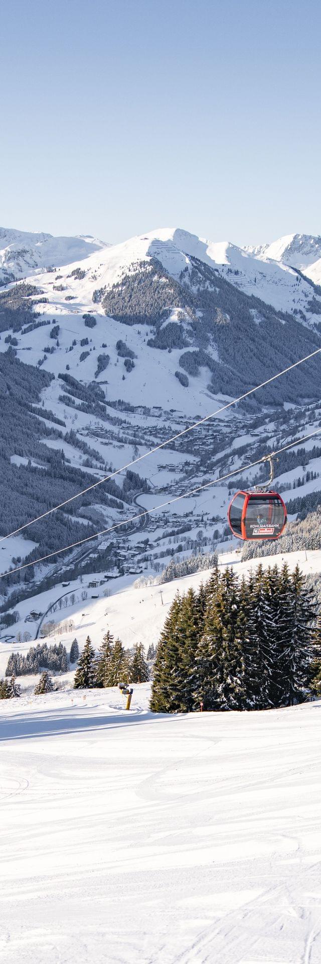 Aussicht von der Kohlmaisbahn im Winter auf das Verschneite Glemmtal