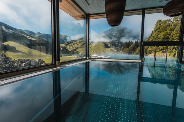 Badehaus Schwimmbecken mit Aussicht auf die Berge durch die Panoramafenster 