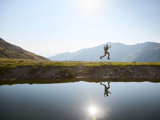 Läufer am Berg am Speicherteich