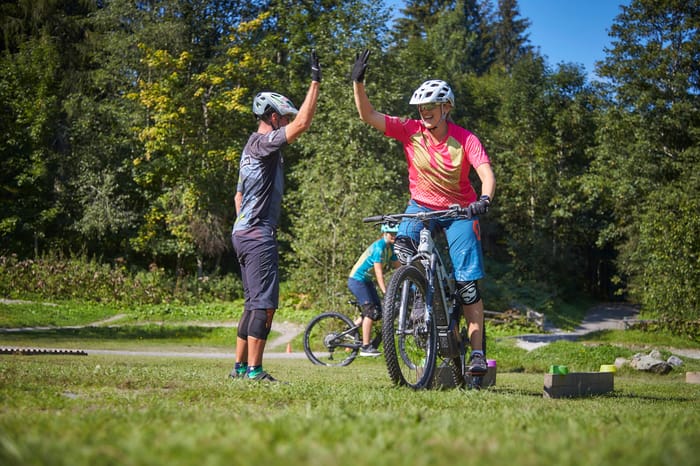 2 Menschen auf dem Mountainbike 