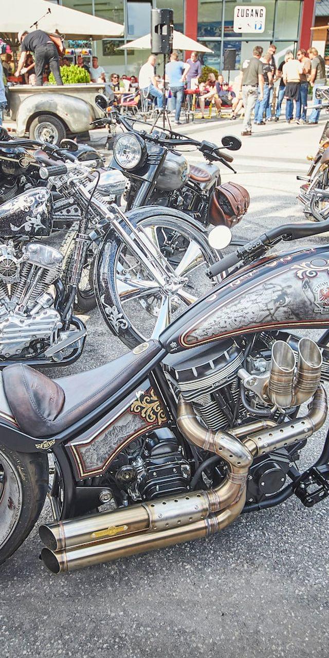 Custom-Chopper-Motorräder mit Chromdetails auf einer Motorradmesse