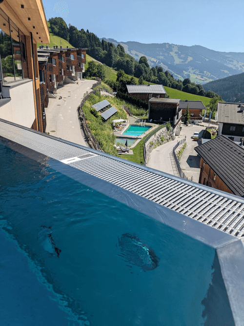 Invinity Pool mit Ausblick auf das Bachgut und den Badeteich 