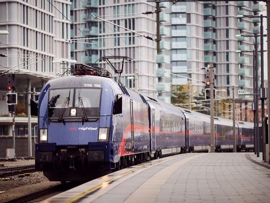 ÖBB Nightjet-Nachtzug am Bahnsteig eines modernen Stadtbahnhofs