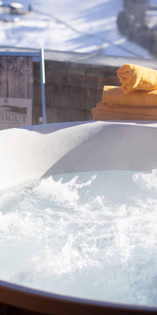 Whirlwanne_Winter_Bachgut_Chalets.jpg