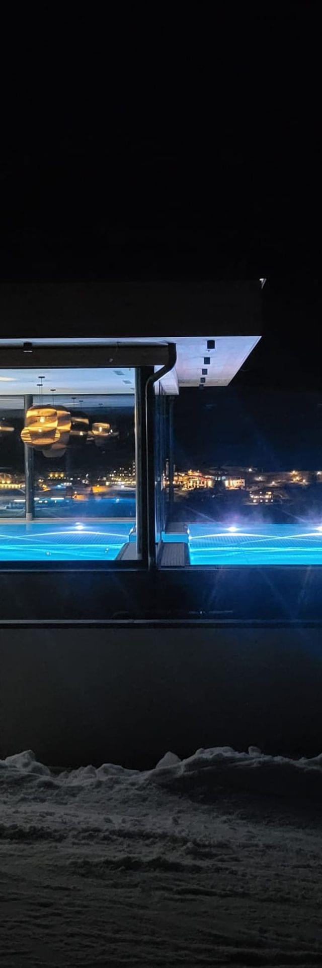 Bachgut Badehaus mit Invinity-Pool bei Nacht 