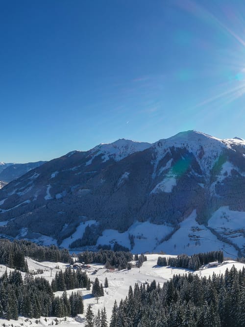 Panoramabild von der verschneiten Bergwelt des Glemmtales 