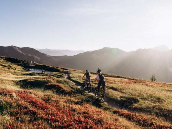 Radfahrer auf einem Trail am Berg bei Herbstlicher Stimmung