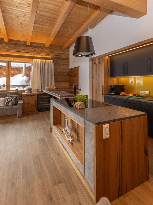 Moderne Alpenküche und Wohnzimmer mit Holzeinrichtung und Bergblick