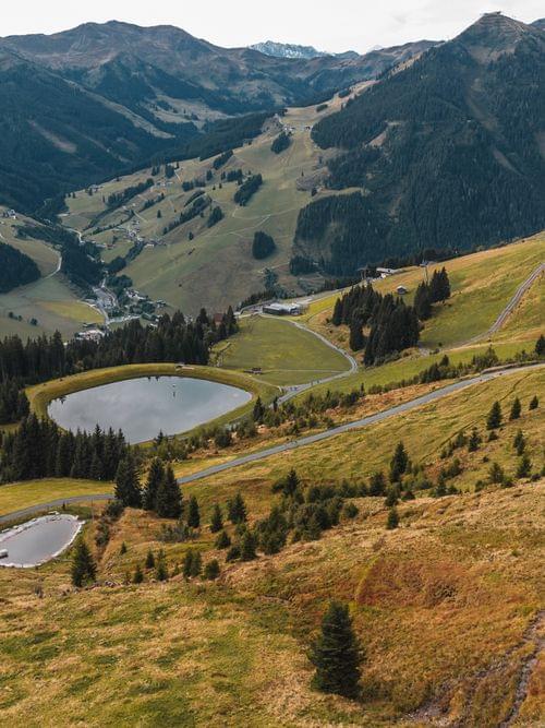 A view of the reservoir and the Glemmtal valley, with an autumnal atmosphere.