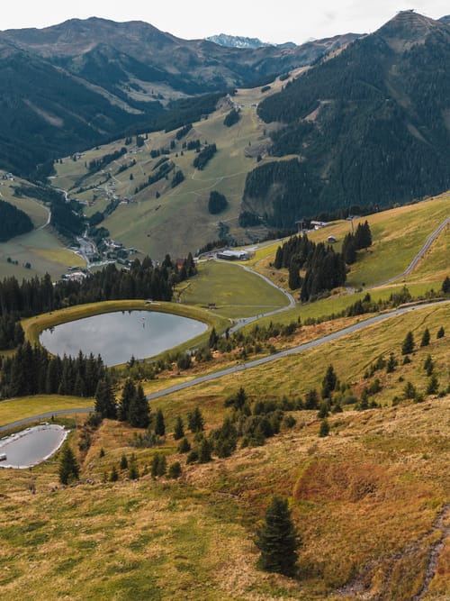 A view of the reservoir and the Glemmtal valley, with an autumnal atmosphere.