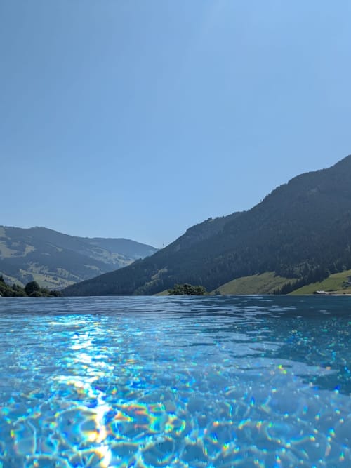 Badehaus mit Invinity-Pool im Sommer 