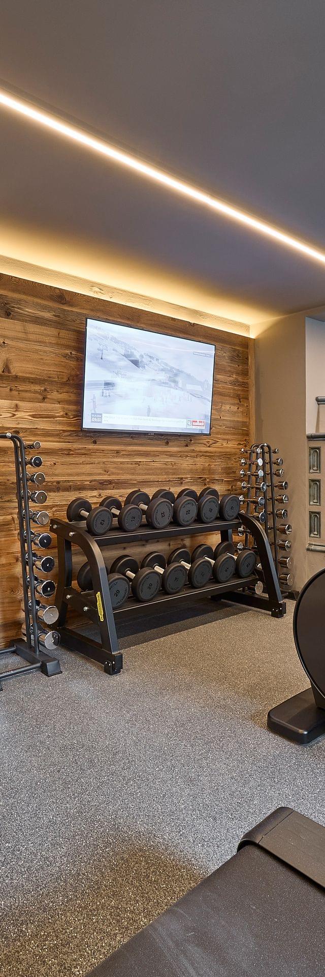 Fitnessraum mit Geräten und Gewichten 