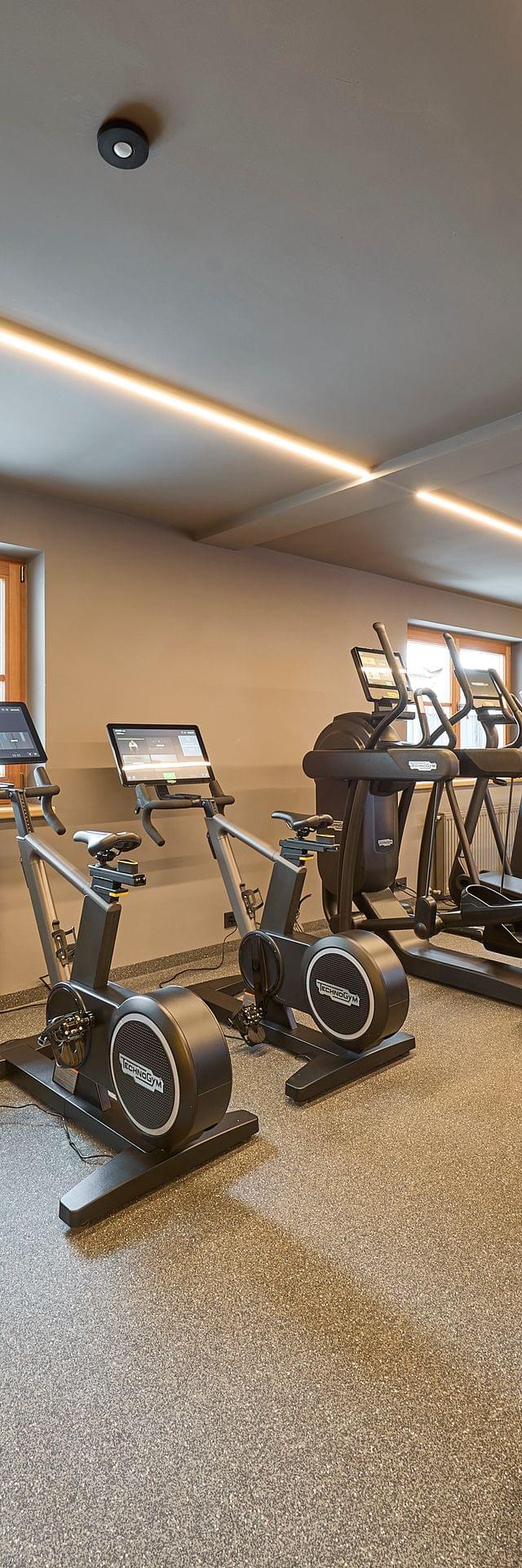 Fitnessraum mit Geräten und Gewichten 