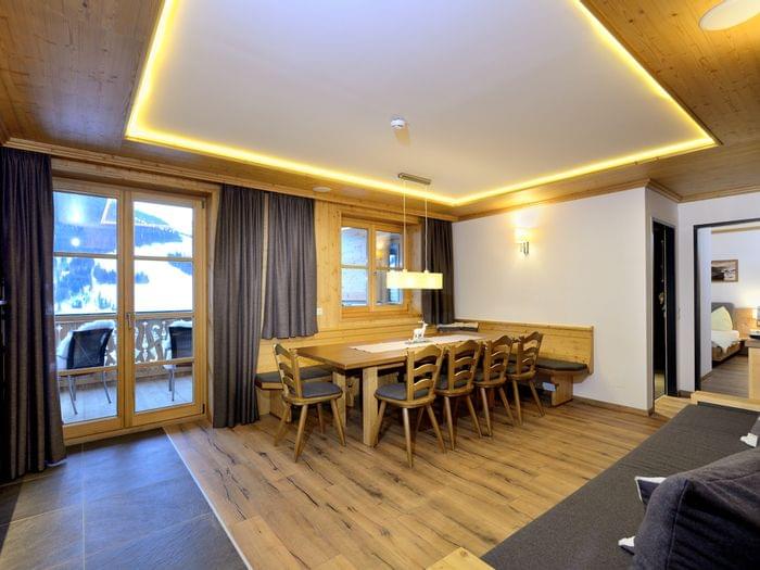 Gemütlicher Alpen-Chalet Ess- und Wohnbereich mit Holzmöbeln und Bergblick