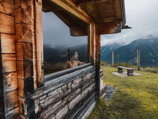 Außenansicht der Sauna vor der Bachalm 