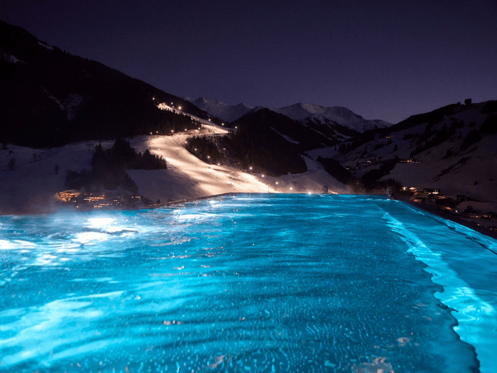 Evening atmosphere at the infinity pool in the bathhouse.