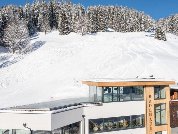 A bird’s-eye view of the Bachgut bathhouse with the infinity pool.