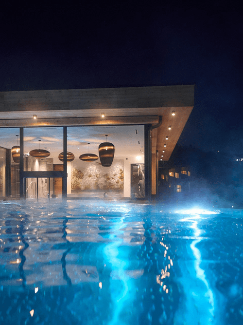 Evening atmosphere at the infinity pool in the bathhouse.