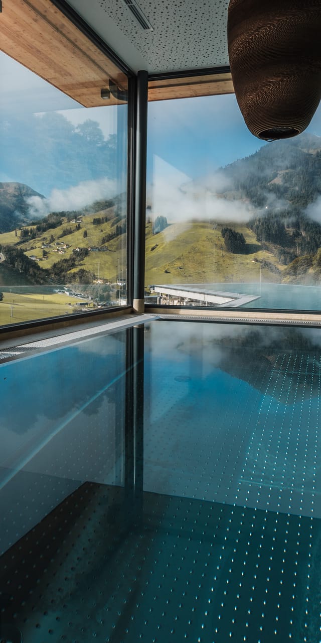 Badehaus Schwimmbecken mit Aussicht auf die Berge durch die Panoramafenster 