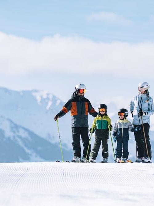 Familie beim Skifahren 