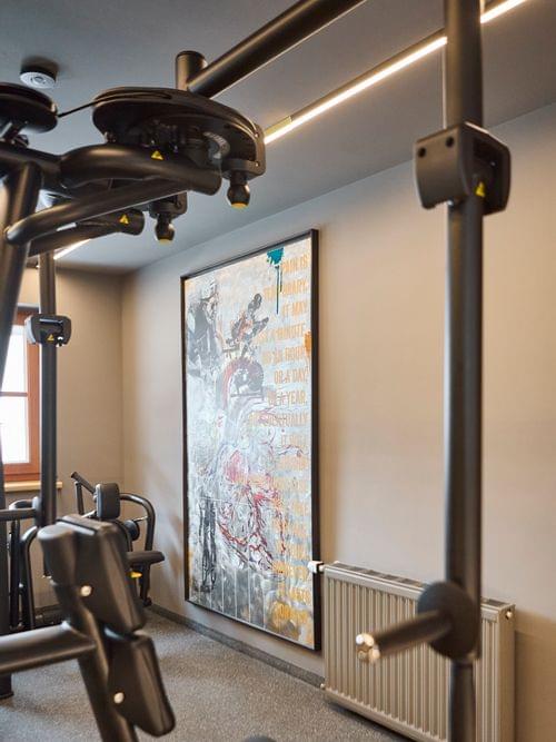 Fitnessraum mit Geräten und Gewichten 