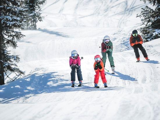 Familie beim Skifahren 