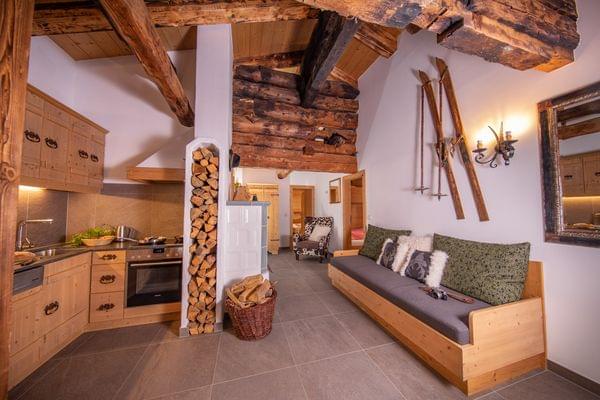 Gemütliches Alpenchalet mit rustikalen Holzbalken, Küche und Skidekoration