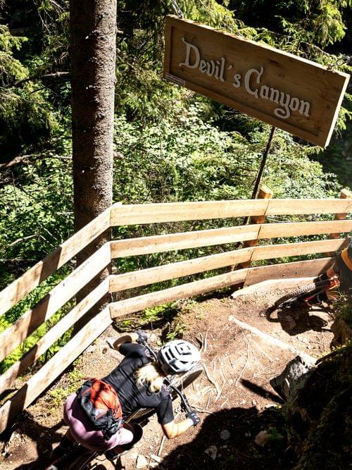 Mountainbiker auf einem Downhill-Trail in Devil’s Canyon im dichten Wald