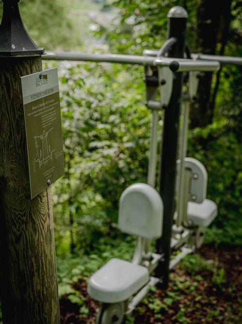 Outdoor Fitnessparcours im Grünem 